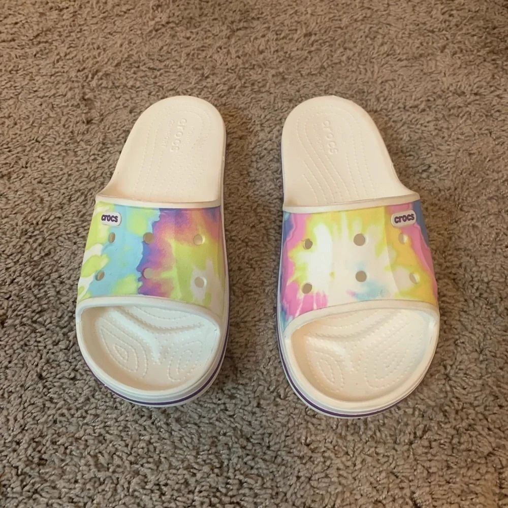 New CROCS Rainbow Tie-Dye Slide Sandals White Pink Purple Yellow Size 9